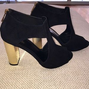 Michael Kors Black Zipper Back. Open Toe.  Gold Block Heels. Size 7M